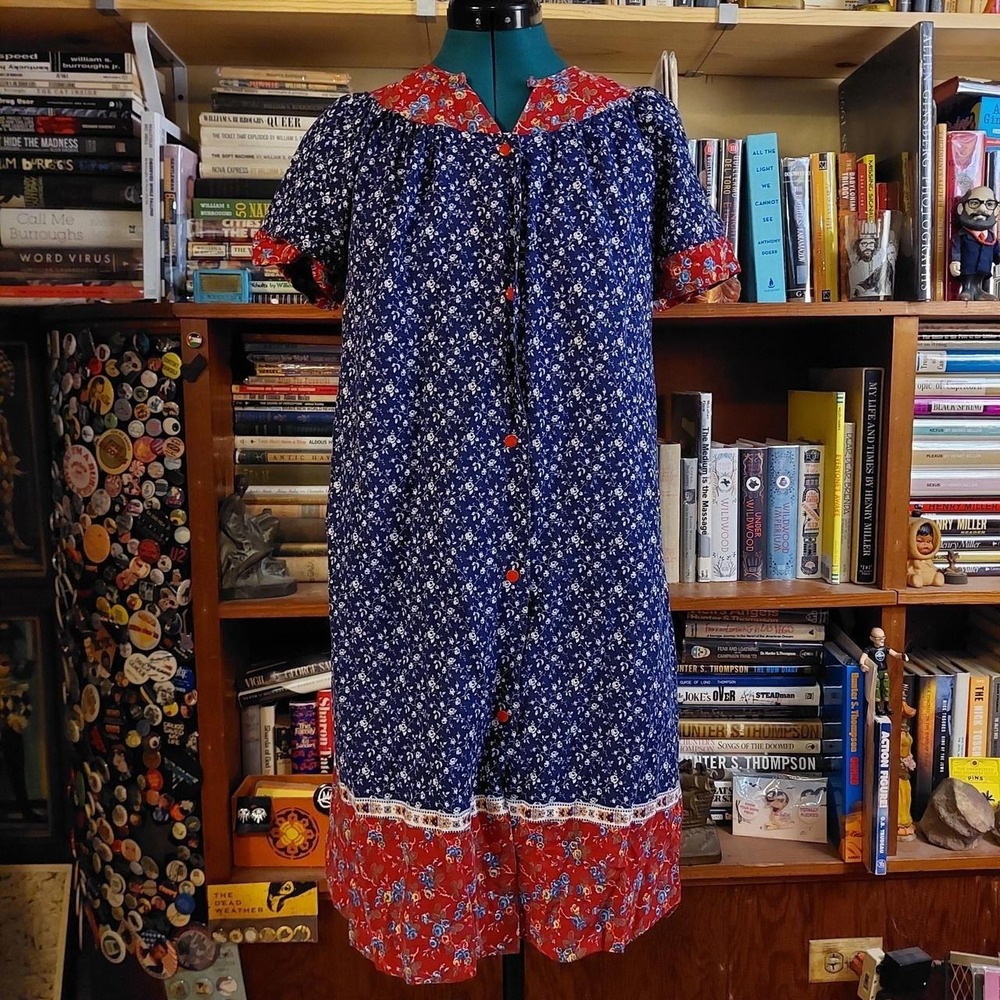 Vintage 70s Floral House Dress Navy Red Snap Front Midi Duster Medium